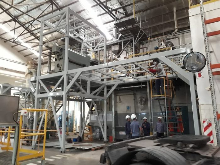 Estructura especial de plataformas metálicas en planta industrial, obra para Cafés La Virginia